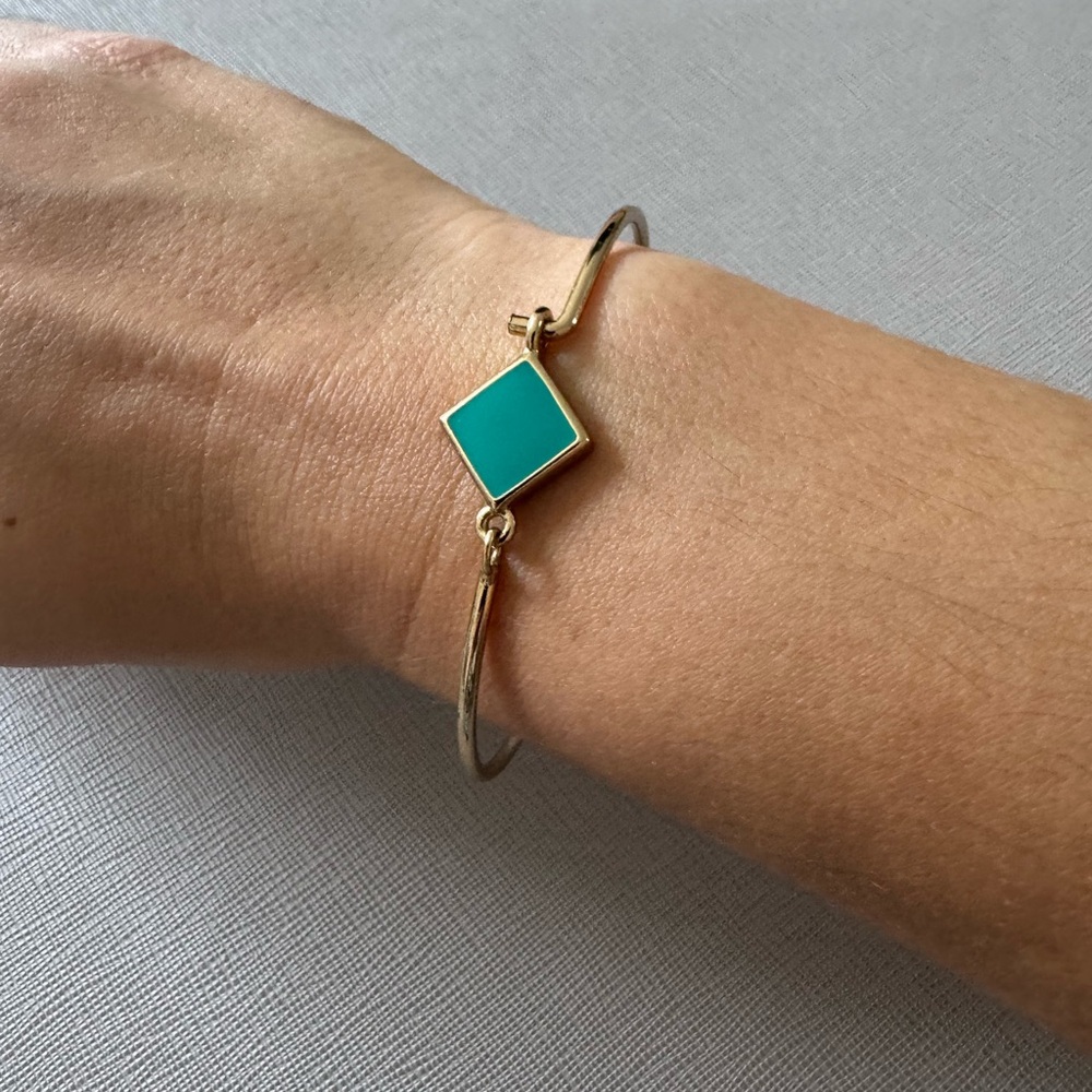 Chic Gold Bracelet with Turquoise Accent